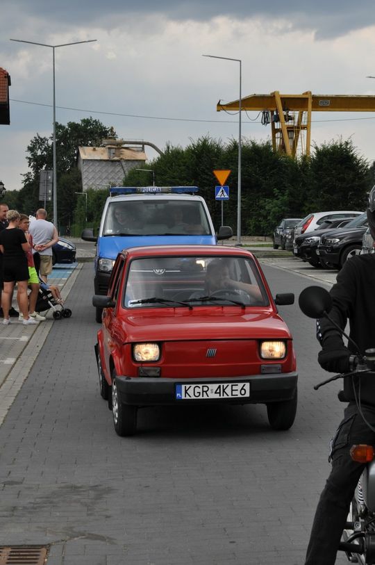 samochody i motocykle i ich kierowcy biorący udział w zlocie samochodowym