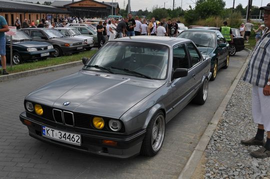 samochody i motocykle i ich kierowcy biorący udział w zlocie samochodowym