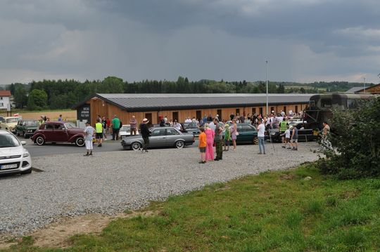 samochody i motocykle i ich kierowcy biorący udział w zlocie samochodowym