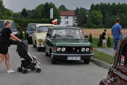 samochody i motocykle i ich kierowcy biorący udział w zlocie samochodowym