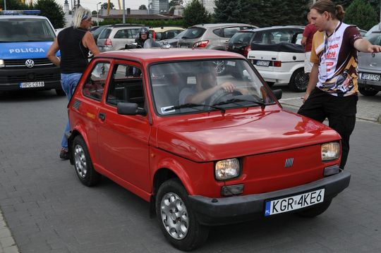 samochody i motocykle i ich kierowcy biorący udział w zlocie samochodowym