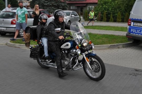 samochody i motocykle i ich kierowcy biorący udział w zlocie samochodowym