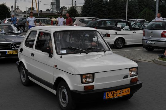 samochody i motocykle i ich kierowcy biorący udział w zlocie samochodowym