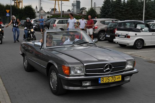 samochody i motocykle i ich kierowcy biorący udział w zlocie samochodowym