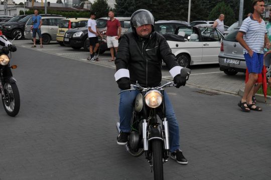 samochody i motocykle i ich kierowcy biorący udział w zlocie samochodowym