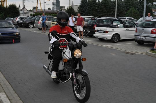samochody i motocykle i ich kierowcy biorący udział w zlocie samochodowym