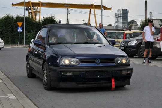 samochody i motocykle i ich kierowcy biorący udział w zlocie samochodowym