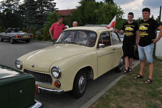 samochody i motocykle i ich kierowcy biorący udział w zlocie samochodowym