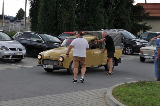 samochody i motocykle i ich kierowcy biorący udział w zlocie samochodowym