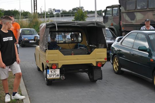 samochody i motocykle i ich kierowcy biorący udział w zlocie samochodowym