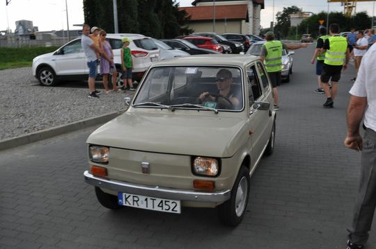 samochody i motocykle i ich kierowcy biorący udział w zlocie samochodowym
