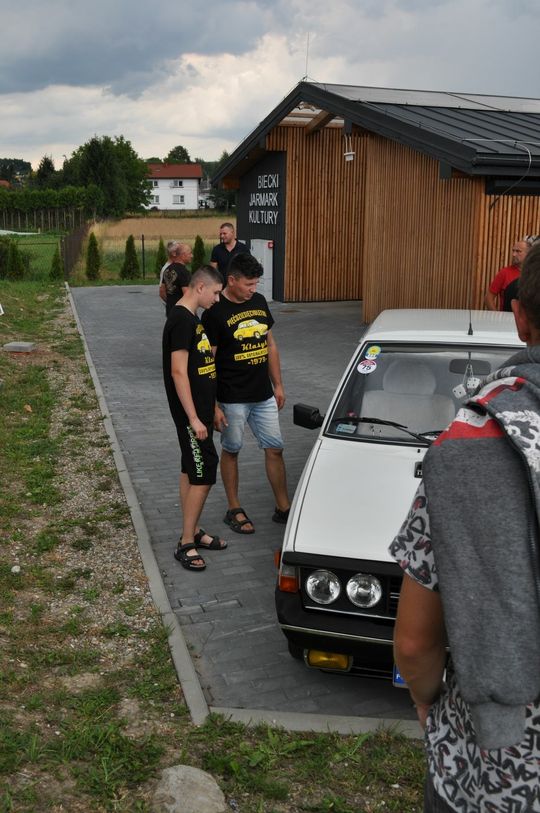 samochody i motocykle i ich kierowcy biorący udział w zlocie samochodowym