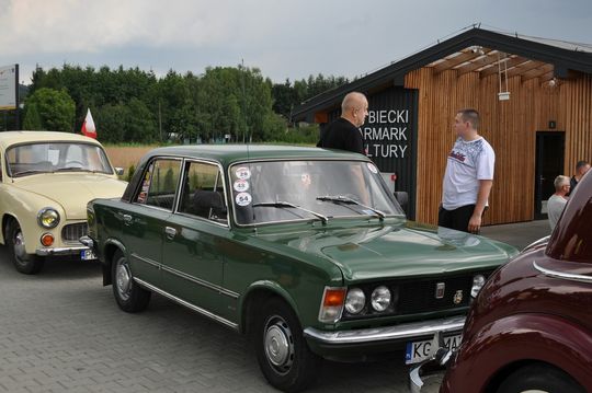 samochody i motocykle i ich kierowcy biorący udział w zlocie samochodowym
