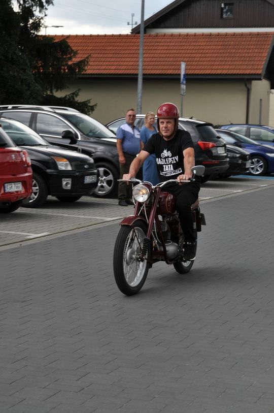 samochody i motocykle i ich kierowcy biorący udział w zlocie samochodowym