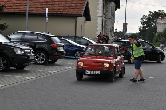 samochody i motocykle i ich kierowcy biorący udział w zlocie samochodowym