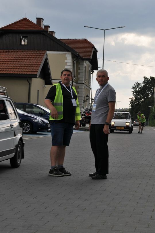 samochody i motocykle i ich kierowcy biorący udział w zlocie samochodowym