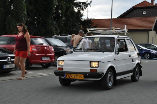 samochody i motocykle i ich kierowcy biorący udział w zlocie samochodowym
