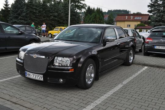 samochody i motocykle i ich kierowcy biorący udział w zlocie samochodowym