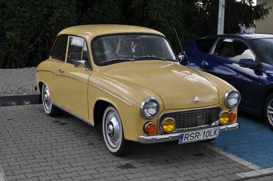 samochody i motocykle i ich kierowcy biorący udział w zlocie samochodowym