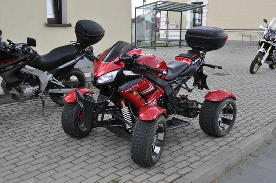 samochody i motocykle i ich kierowcy biorący udział w zlocie samochodowym