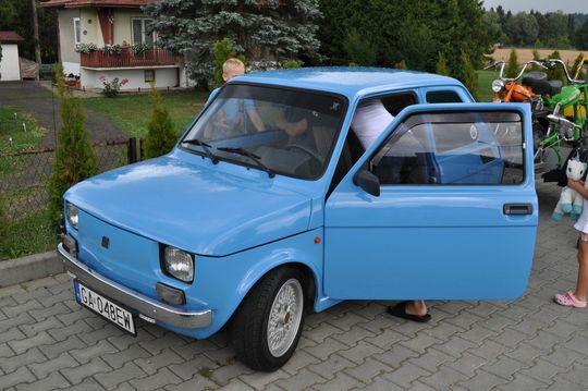 samochody i motocykle i ich kierowcy biorący udział w zlocie samochodowym