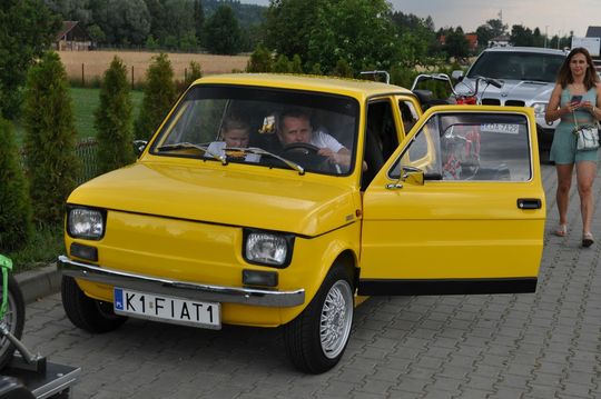 samochody i motocykle i ich kierowcy biorący udział w zlocie samochodowym