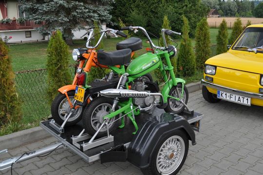 samochody i motocykle i ich kierowcy biorący udział w zlocie samochodowym