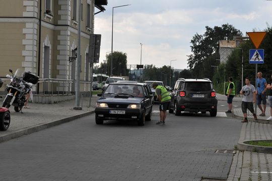 samochody i motocykle i ich kierowcy biorący udział w zlocie samochodowym