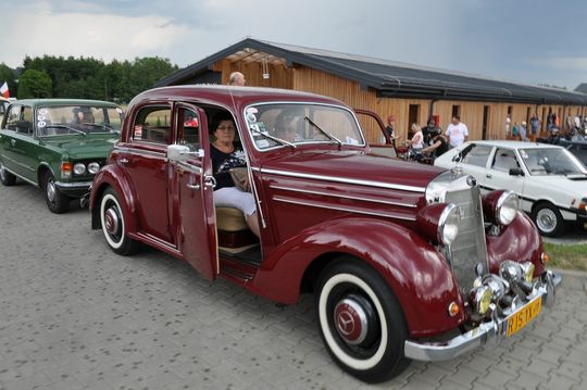 samochody i motocykle i ich kierowcy biorący udział w zlocie samochodowym