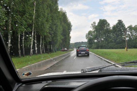samochody i motocykle i ich kierowcy biorący udział w zlocie samochodowym