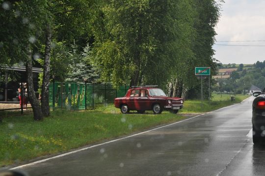 samochody i motocykle i ich kierowcy biorący udział w zlocie samochodowym