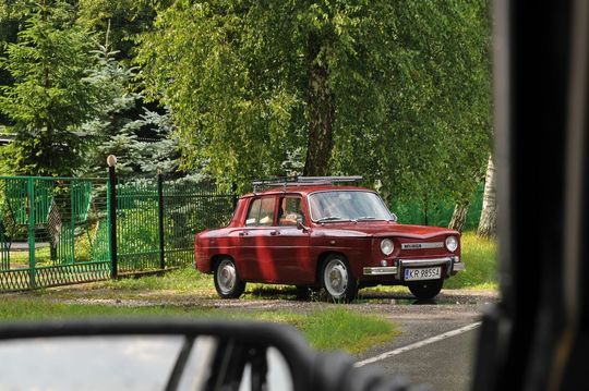 samochody i motocykle i ich kierowcy biorący udział w zlocie samochodowym