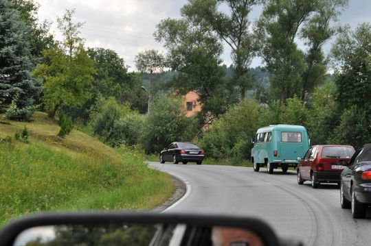 samochody i motocykle i ich kierowcy biorący udział w zlocie samochodowym