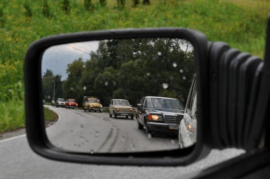 samochody i motocykle i ich kierowcy biorący udział w zlocie samochodowym