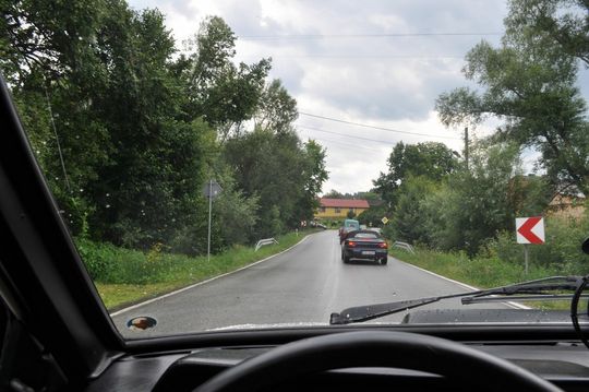 samochody i motocykle i ich kierowcy biorący udział w zlocie samochodowym