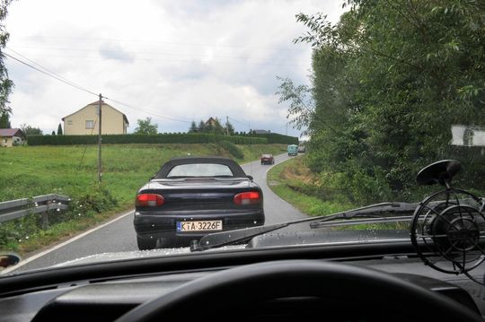 samochody i motocykle i ich kierowcy biorący udział w zlocie samochodowym