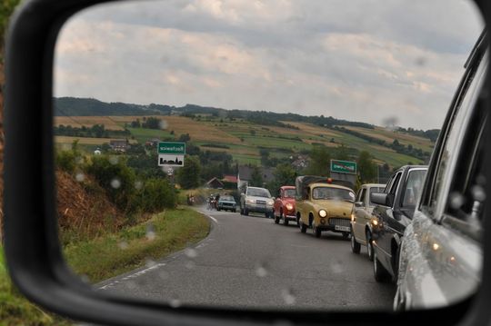 samochody i motocykle i ich kierowcy biorący udział w zlocie samochodowym