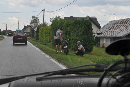 samochody i motocykle i ich kierowcy biorący udział w zlocie samochodowym