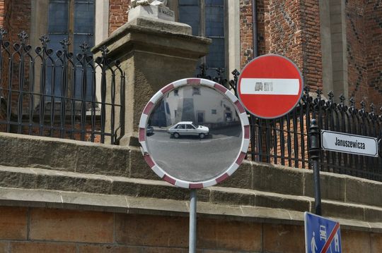 samochody i motocykle i ich kierowcy biorący udział w zlocie samochodowym