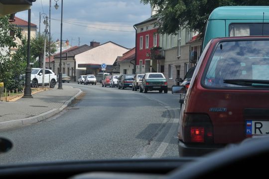 samochody i motocykle i ich kierowcy biorący udział w zlocie samochodowym