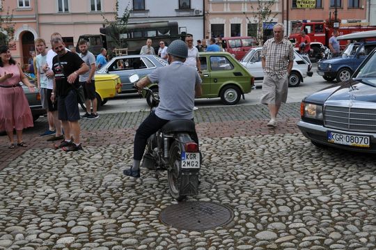 samochody i motocykle i ich kierowcy biorący udział w zlocie samochodowym