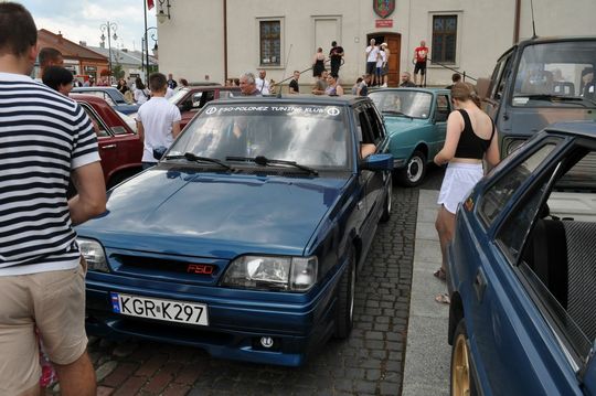 samochody i motocykle i ich kierowcy biorący udział w zlocie samochodowym