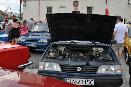 samochody i motocykle i ich kierowcy biorący udział w zlocie samochodowym