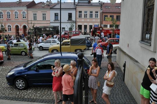 samochody i motocykle i ich kierowcy biorący udział w zlocie samochodowym