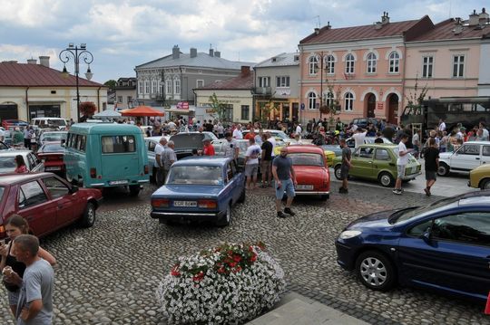 samochody i motocykle i ich kierowcy biorący udział w zlocie samochodowym