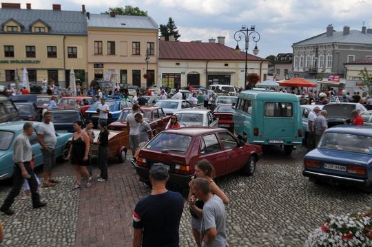 samochody i motocykle i ich kierowcy biorący udział w zlocie samochodowym