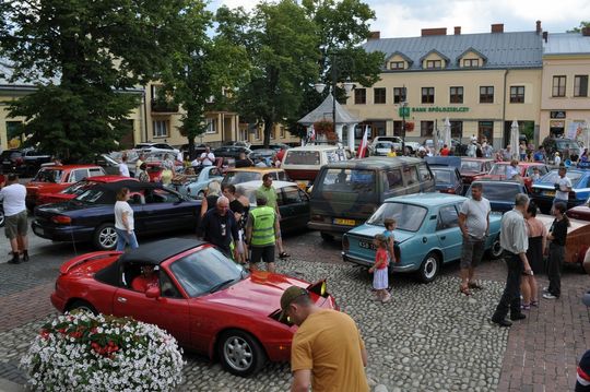samochody i motocykle i ich kierowcy biorący udział w zlocie samochodowym