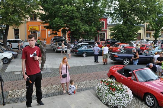 samochody i motocykle i ich kierowcy biorący udział w zlocie samochodowym