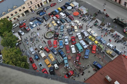 samochody i motocykle i ich kierowcy biorący udział w zlocie samochodowym
