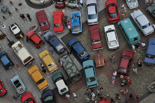 samochody i motocykle i ich kierowcy biorący udział w zlocie samochodowym